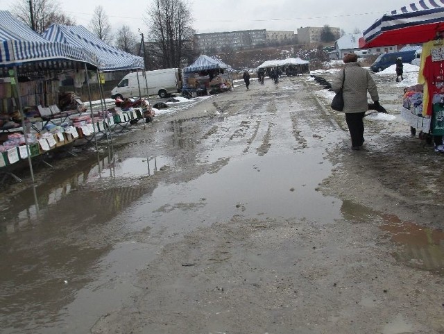 Brak kanalizacji deszczowej jest prawdziwą zmorą dla sprzedawców i klientów placu targowego w Staszowie.