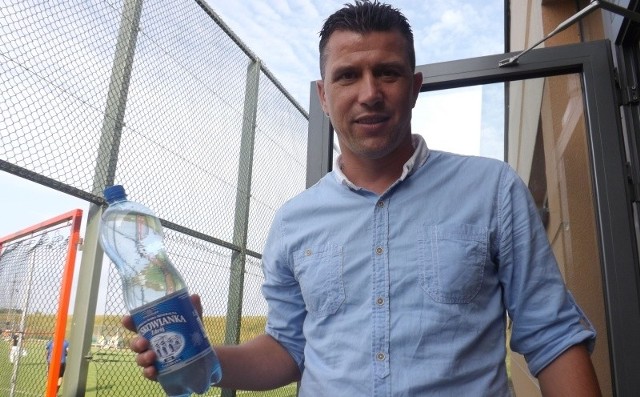 Grający trener Wisły Wiesław Francuz z wodą mineralną od głównego sponsora klubu.