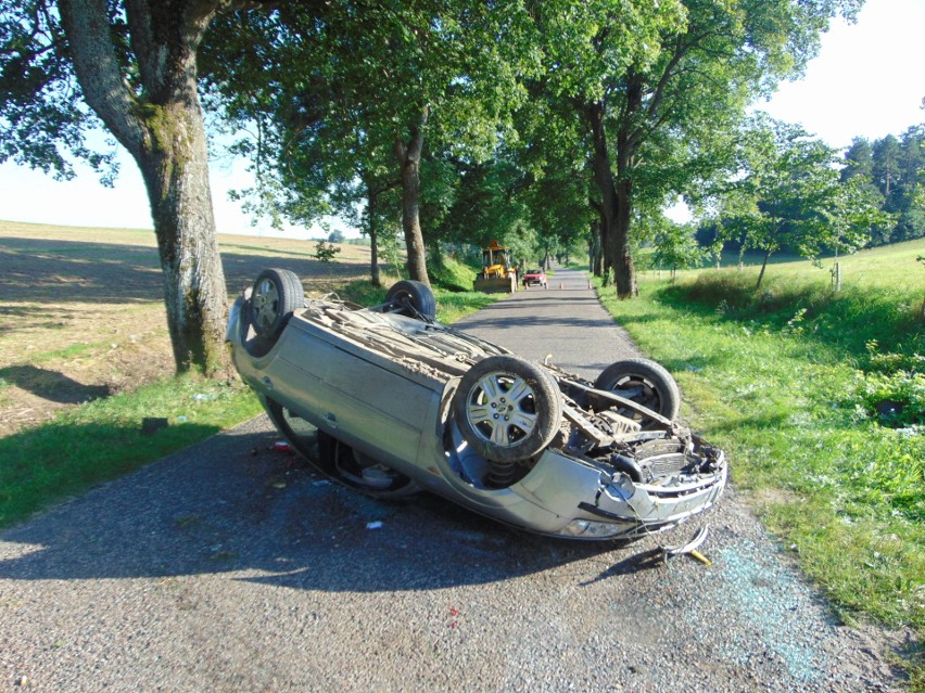 Wypadek pod Kumielskiem. Samochód dachował