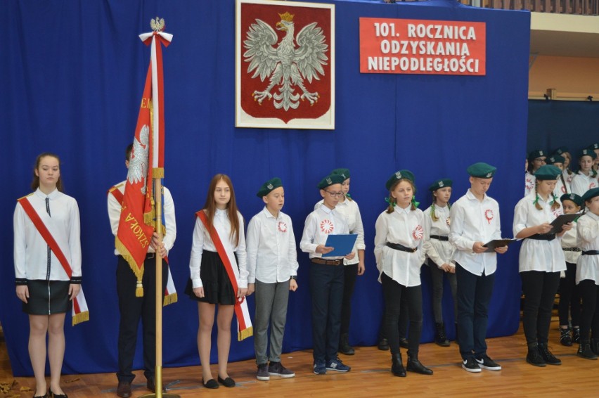 Święto Niepodległości w Białobrzegach. Była msza za Ojczyznę i apel przy pomniku. Uczniowie ze szkół śpiewali hymn