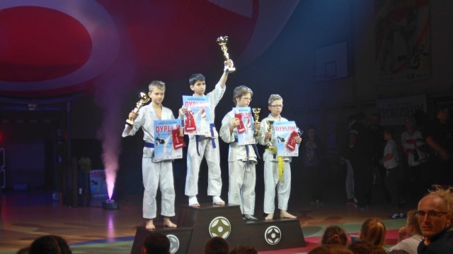 Młodzi karatecy z dumą prezentowali na podium zdobyte w Broku trofea
