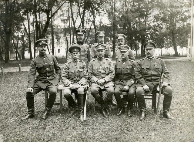 Generał Józef Dowbor-Muśnicki (siedzi w środku) wraz ze sztabem I Korpusu Polskiego w Rosji w 1918 roku.