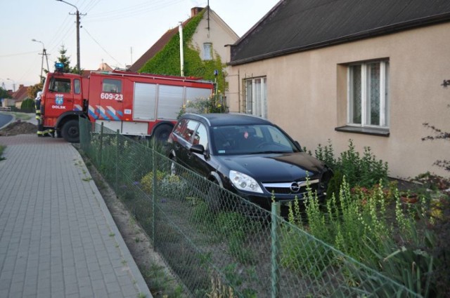 Wypadek w Drzonku: Samochód uderzył w dom, ewakuowano 16 osób