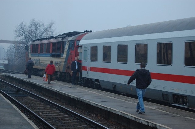 Pociąg Wawel to dziś najwolniejsze Eurocity w Europie. Jak długo będzie jeszcze jeździł po starych torach przez Żagań i Żary?