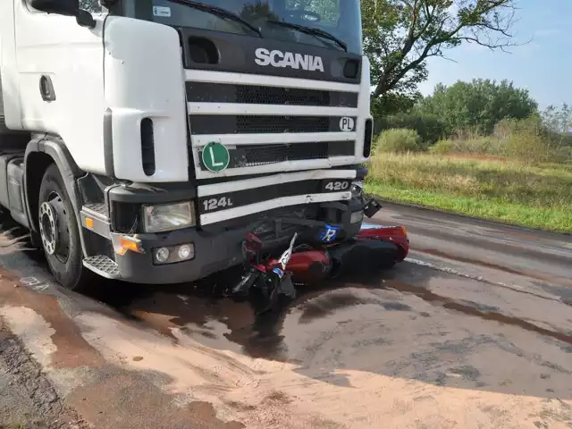 Makabra na drodze w Szczecinku &#8211; motocykl dosłownie wciśnięty pod podwozie ciężarówki.