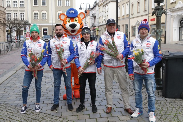 Akcja Kolejarza Opole wywołała uśmiech na twarzach wielu opolanek.