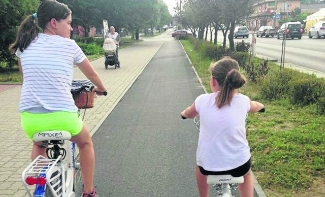 Kilka lat temu ścieżka rowerowa została wybudowana wzdłuż drogi krajowej numer 48 w Białobrzegach.