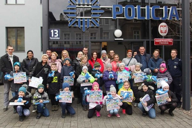 W Komendzie Powiatowej Policji w Inowrocławiu odbyło się uroczyste spotkanie laureatów "Krzyżówki z Polfinkiem", propagującej treści związane z bezpieczeństwem. (Przypomnijmy, że Polfinek to maskotka kujawsko-pomorskich policjantów). Konkurs ogłoszono przed feriami zimowymi. Dzieci w wieku 6-9 lat rozwiązując krzyżówkę, musiały odgadnąć hasła, dotyczące właściwych zachowań w różnych sytuacjach. Do komendy wpłynęło ponad tysiące listów z rozwiązaniem krzyżówki! Wylosowano 20 kart z nazwiskami laureatów. Zwycięzcy zostali obdarowali w komendzie upominkami. Z rąk pierwszego zastępcy komendanta powiatowego policji w Inowrocławiu mł. insp. Macieja Estkowskiego i starosty Tadeusza Majewskiego dzieci odebrały Polfinki i gry planszowe "Zostań Dzielnicowym ". Edukacyjna gra, dotycząca zasad bezpieczeństwa przeznaczona jest dla całej rodziny.Powstała przy udziale Biura Komunikacji Społecznej Komendy Głównej Policji w Warszawie. Oto lista laureatów: Mateusz Jurek z SP w Pakości, Kryspin Kołodziejczyk z SP 11 w Inowrocławiu, Kinga Kaczmarek z SP 9 w Inowrocławiu, Jędrzej Kruszczyński z SP w Złotnikach Kujawskich, Julia Rutkowska z SP w Rojewicach (gm. Rojewo), Marcelina Brzezińska z SP w Nowem (pow. świecki), Marcel Giża z SP w Kruszwicy, Aleksandra Bukowska z SP w Ośniszczewku (gm. Dąbrowa Biskupia), Nikola Haręza z SP 11w Inowrocławiu, Zuzanna Urbańska z SP w Pakości, Hubert Urbański z SP w Pakości, Daria Kulczycka z SP w Kruszwicy, Oliwia Robak z SP 14 w Inowrocławiu, Kevin Łapacz z SP w Pakości, Aleksandra Gałązka z SP w Kołodziejewie (gm. Janikowo), Oliwia Kwiatkowska z SP w Kruszwicy, Adam Cichocki z SP 11 w Inowrocławiu, Wiktoria Maćkowska z SP w Janikowie, Marysia Seweryn z SP w Kołodziejewie (gm. Janikowo), Michal Nowak z SP w Racicach (gm. Kruszwica). 