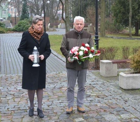 Rocznica stanu wojennego. Kwiaty i znicz pod Pomnikiem Narodu Polskiego w Miastku (zdjęcia) 