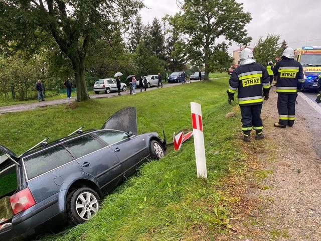 W niedzielę po godzinie 10 w Jabłonicy na drodze krajowej numer 12 doszło do dachowania samochodu osobowego. Za kierownicą siedziała 21-letnia mieszkanka powiatu przysuskiego, kierująca volkswagenem passatem.>