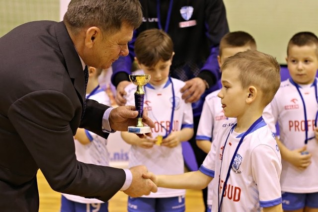 Puchary zwycięzcom turnieju FAN CUP wręczał burmistrz Miasta i Gminy Nisko Waldemar Ślusarczyk
