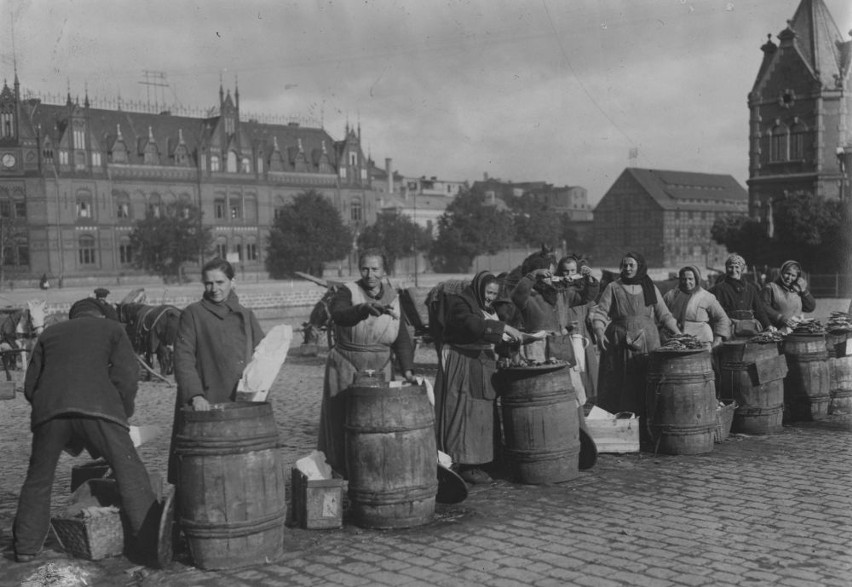 Rok 1925. Handlarki sprzedające śledzie z beczek na rynku w...