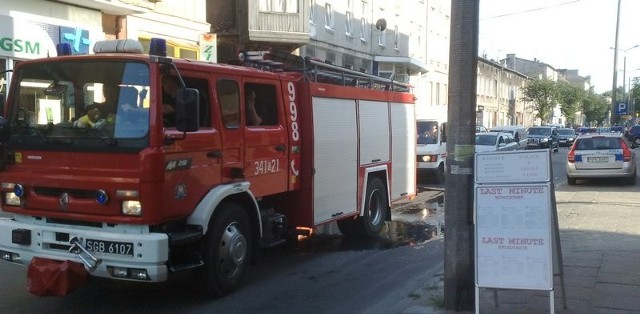 Przy płonącym samochodzie szybko pojawili się strażacy i policjanci.