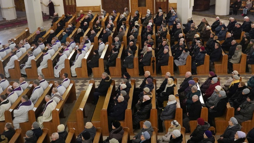 Białystok. Uroczystości pogrzebowe zaginionego ks. Jana Toczko. Wierni żegnali kapłana w kościele Ducha Św. Jego ciało znaleziono w aucie