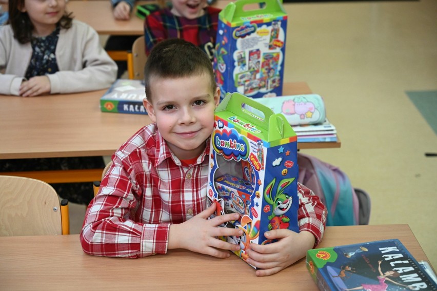 Uczniowie klasy 1 B ze Szkoły Podstawowej w Pierzchnicy otrzymali nagrody. Zdobyli trzecie miejsce w akcji "Pierwszaki"
