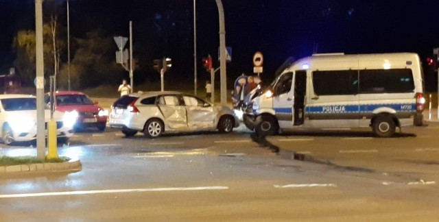 Białystok. Wypadek na skrzyżowaniu  ulic Raginisa z Kazimierza Wielkiego. Policyjny radiowóz zderzył się z osobowym volvo