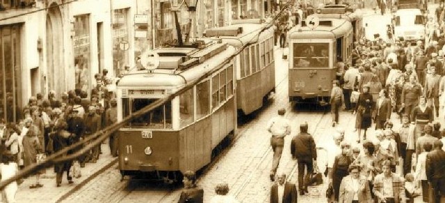 Tak Dworcowa wyglądała jeszcze 1981 roku. Dziewięć lat później z ulicy zniknęły wszystkie linie tramwajowe.