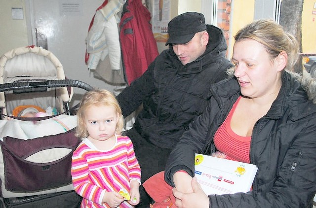 Katarzyna, Waldemar, mała Aleksandra i Hubert (w wózku) przyszli wczoraj do pediatry w "Poliklinice&#8221; na kontrolne badanie