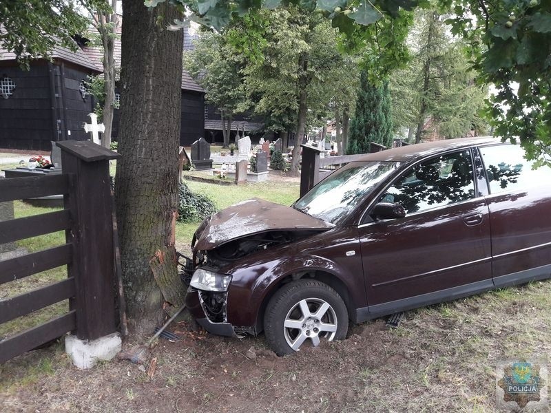 20-letni kierowca audi jazdę zakończył na cmentarzu