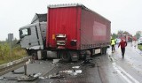 Tragiczny wypadek w Koziegłowach. 2 osoby zginęły w zderzeniu fiata z ciężarówką ZDJĘCIA
