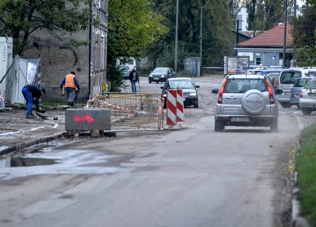 Jest straszny bałagan. Nie można korzystać z chodnika, bo co rusz wjeżdżają na niego ciężarówki, a żeby przejść na drugą stronę ulicy trzeba przebrnąć przez błoto.  Ten cały brud ciągnie się aż za Bramę Żuławską i na Angielską Groblę w kierunki Siennickiej-  mówi w  imieniu  mieszkańców radna Wojciechowska.