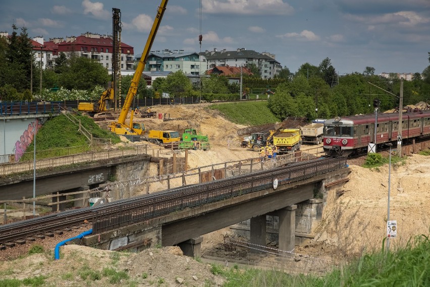 Minister Adamczyk przyglądał się budowie przystanku w Bronowicach