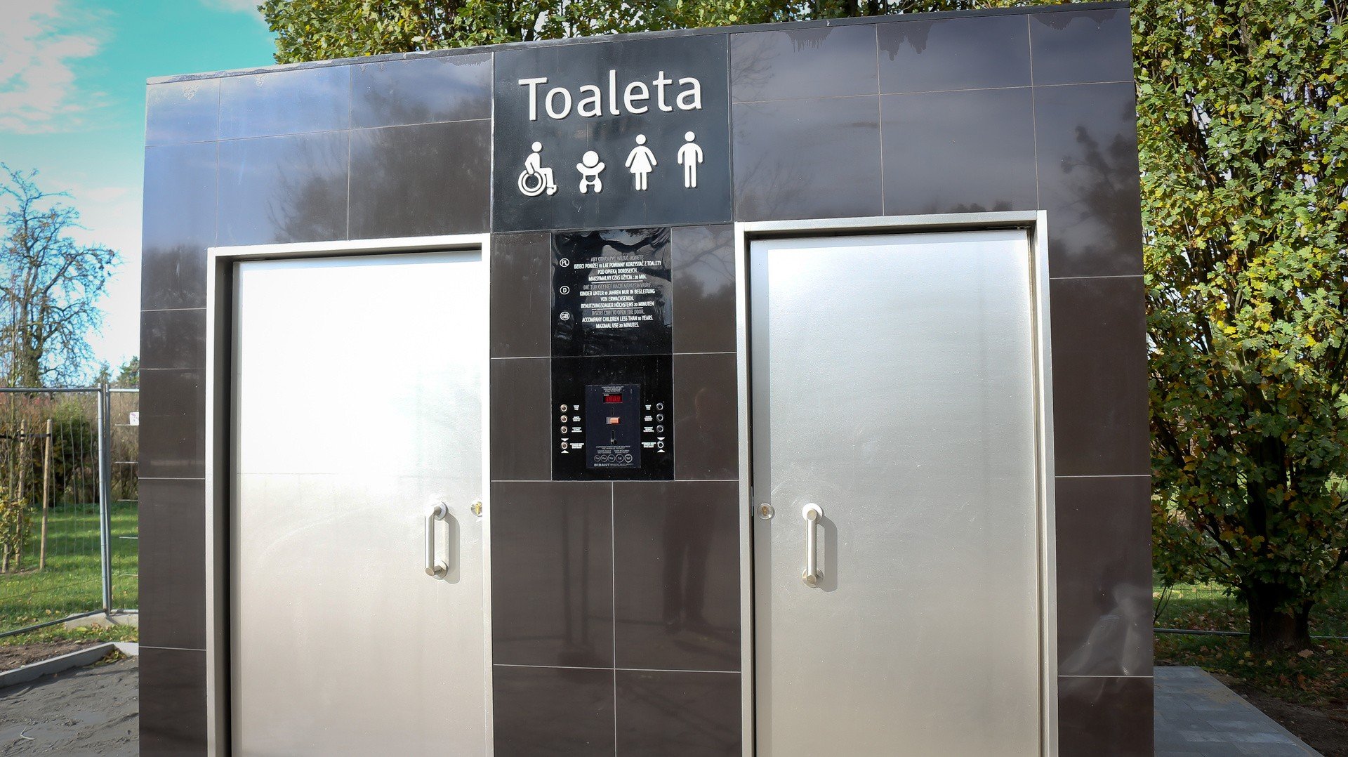 Nowe toalety w parku. Masz 20 minut. Potem wygoni z niej alarm | Gazeta  Wrocławska