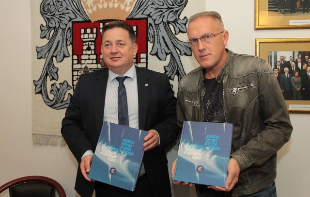 Dariusz Wójcik (z lewej) i Dariusz Osiej zapraszają na promocję albumu „Radomskie skrzydła w służbie Niepodległej”.