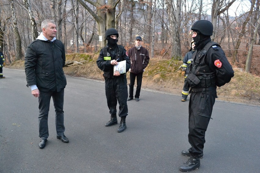 Alarm bombowy w Żywcu. Ewakuacja szkoły w Zywcu-Oczkowie