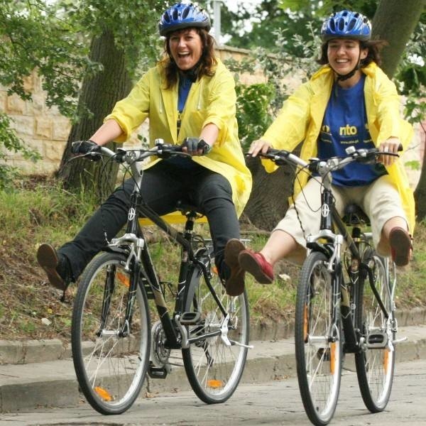 Pierwszy duet, który wyjedzie na trasę to Anna Grudzka (na zdjęciu z lewej) i Justyna Janus. Dziennikarki nto zapraszają do wspólnego zwiedzania Opolszczyzny na rowerach.