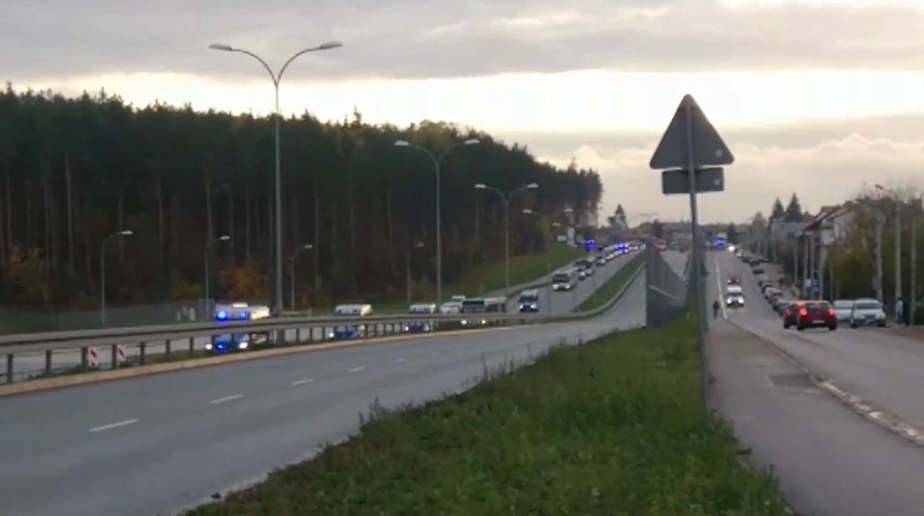 Policja eskortuje kibiców Legii Warszawa na stadion w...