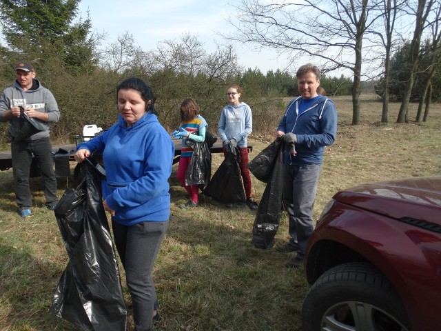 Akcja sprzątania miejscowości w gminie Pniewy trwa od miesiąca. Tu mieszkańcy pracujący na terenie Michrowa.