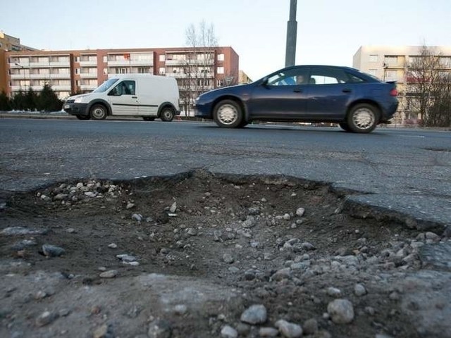 Zima pomału odchodzi, drogowcy wracają na słupskie na drogi