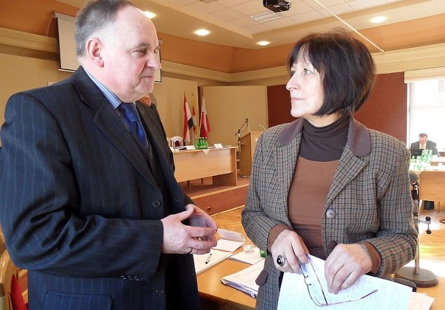 Radni opozycji (PiS) Marek Czepek i Małgorzata Ossowska-Neumann w przerwie sesji dyskutowali o kwotach zapisanych w budżecie