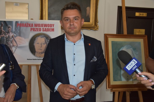 Przewodniczący Rady Miejskiej w Łodzi Marcin Gołaszewski powiedział na konferencji prasowej, że miasto wygrało w sądzie sprawę dekomunizacji patronki szkoły.