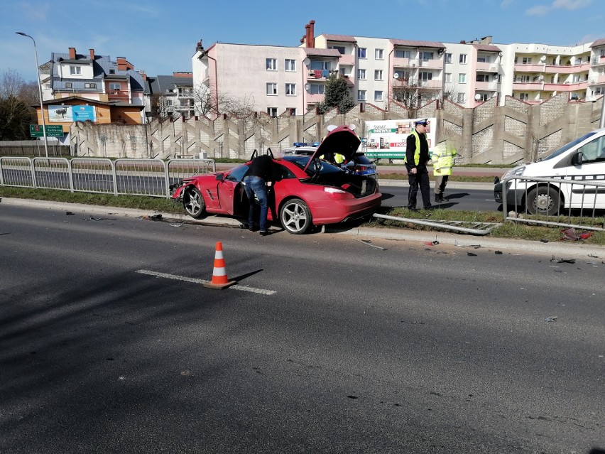 Wypadek przy Rondzie Solidarności w Koszalinie. Mercedes wypadł z drogi [ZDJĘCIA]