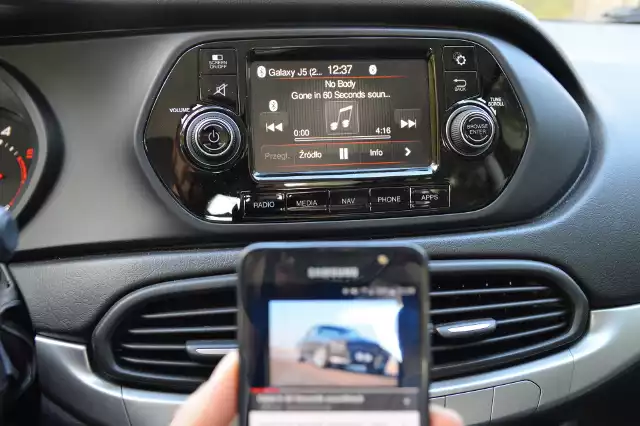 System Uconnect stosowany przez koncern Fiat Chrysler Automobiles potrafi sporo, dzięki czemu ułatwia i uprzyjemnia życie kierowcy oraz pasażerom.fot. Motofakty.pl