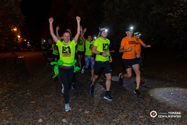 Grupa „Night Runners” z Poznania powstała 10 lat temu. Jej założycielem jest Tomasz Makowski, który wpadł na pomysł nocnego biegania. Grupa osób spotyka się w poniedziałki na Cytadeli i w czwartki nad Maltą, by o godzinie 20 rozpocząć wspólny trening. Nocnych biegaczy łatwo jest rozpoznać po charakterystycznych żółtych koszulkach. Biegacze dzielą się na grupy tempowe - od marszobiegowej, czyli najwolniejszej, poprzez coraz szybsze tempa biegu. Dzięki temu do nocnego biegania każdy może się przyłączyć, a udział jest bezpłatny. Zobacz zdjęcia z 10. urodzin „Night Runners”. Przejdź dalej -->