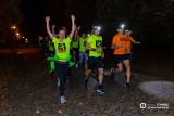 Dziesiąte urodziny grupy "Night Runners". W żółtych koszulkach biegają nocą po Poznaniu