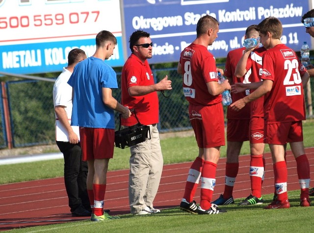 Krzysztof Jabłoński (w okularach) w klubie ze Świecia pojawił się pod koniec 2010 roku. W tym czasie pracował z młodzieżą, prowadził drużynę rezerw, był asystentem Marcina Olejniczaka i Marka Końko, a od lipca 2013 r. pierwszym trenerem trzecioligowej drużyny.