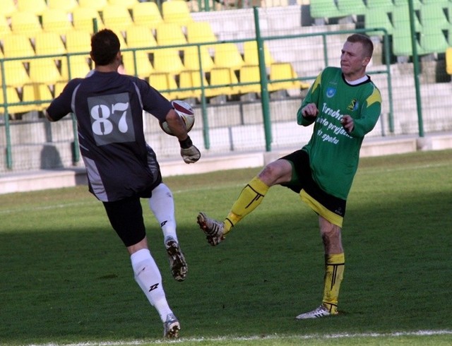 Drugoligowi piłkarze Siarki Tarnobrzeg przegrali z Wisłą Płock 0:1 (0:1). Jedynego gola w tym spotkaniu strzelił w 12 minucie Maciej Krzywicki.