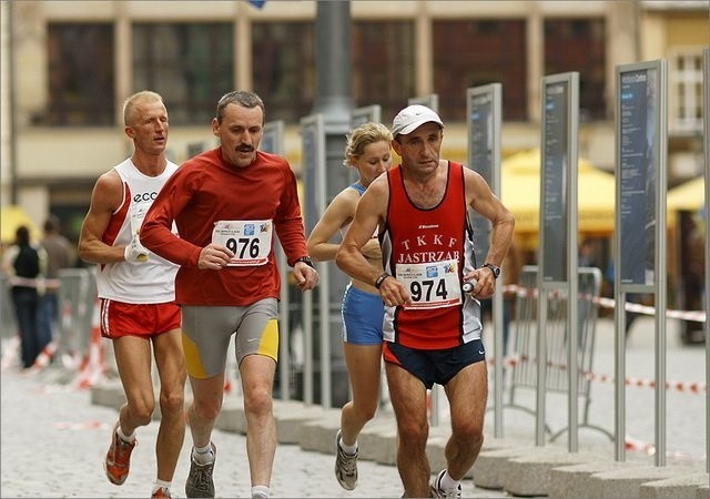 August Jakubik ukończył 66 ultramaratony oraz 150 maratonów