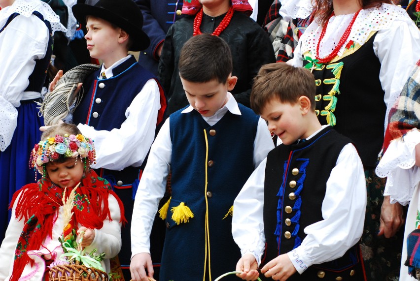 W Bytomiu-Rozbarku święcili pokarmy wielkanocne w strojach...