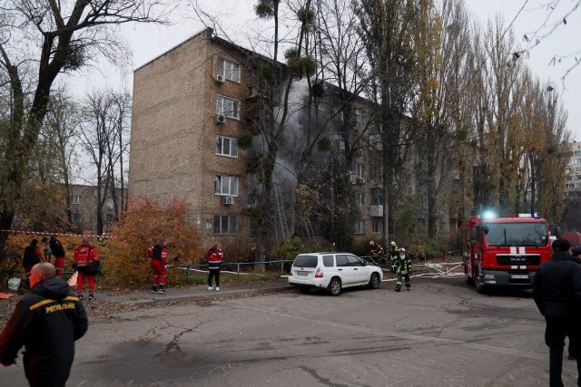 Rosyjskie rakiety uderzyły we wtorek w infrastrukturę mieszkalną i energetyczną. Na zdjęciu akcja ratunkowa w jednym z budynków mieszkalnych w Kijowie.