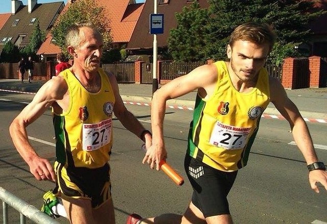 Reprezentanci Stalowowolskiego Klubu Biegacza podczas sztafety maratońskiej w Rzeszowie. Z lewej Stanisław Łańcucki, obok Robert Fila.