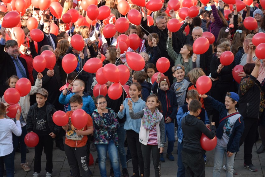 W Gorlicach jest dzisiaj biało-czerwono. Na płycie rynku powstała żywa flaga. Przyszły setki uczniów z biało-czerwonymi balonikami