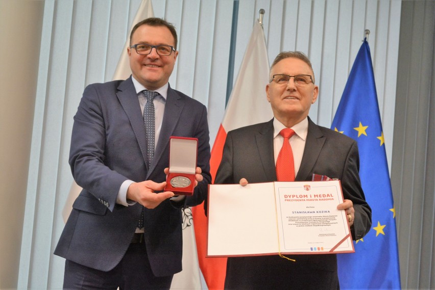 Prezydent Radomia Radosław Witkowski (z lewej) uhonorował...