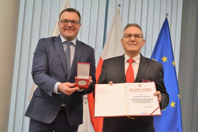 Prezydent Radomia Radosław Witkowski (z lewej) uhonorował medalem i dyplomem Stanisława Kozika, przedsiębiorcę.
