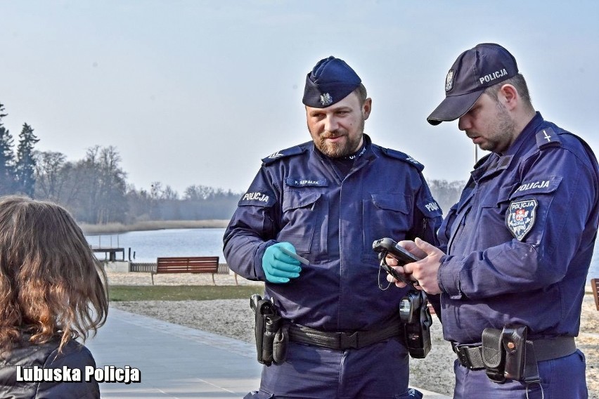 Policjanci kontrolują nie tylko osoby objęte kwarantanną,...