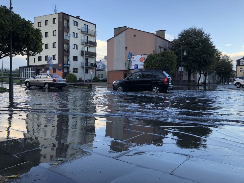 Nawałnica w Ostrołęce i powiecie ostrołęckim. 4.10.2020. Powalone drzewa, zerwane dachy, linie energetyczne, zalane ulice. Zdjęcia, wideo